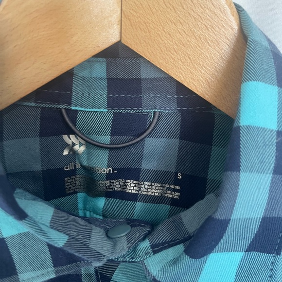 New without tags All in Motion button (snap) down shirt woman’s size small - Picture 3 of 4